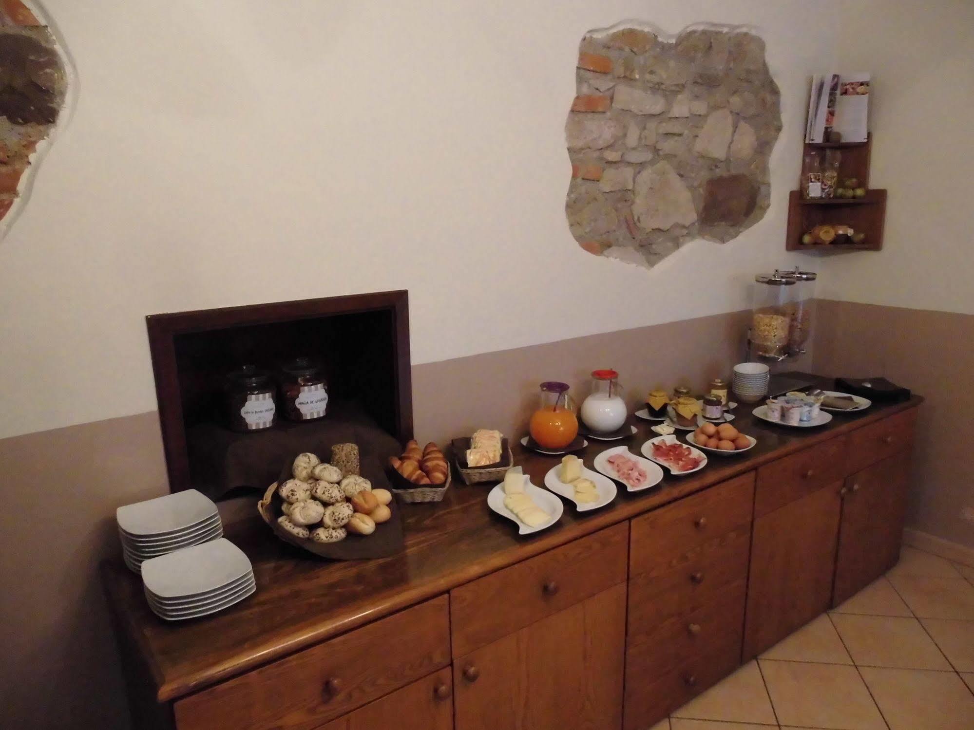 Benaco Mavras Hotel